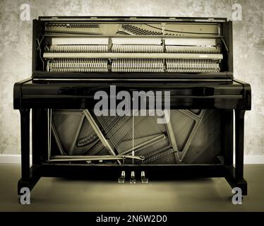 Details zum Klaviermechanik-Hammer - Schnur, Stifte und Hämmer, Klavier von 1973 Stockfoto