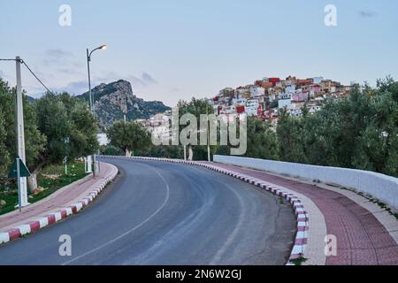 Asphaltstraße zu einer alten marokkanischen Bergstadt Stockfoto