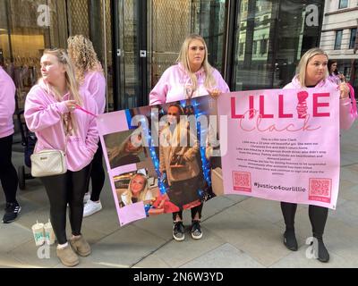 Freunde von Lillie Clack (von links nach rechts), Kiera Clark, Serena Keogh und Lauren Curson, sind in Rosa gekleidet und halten ein Poster mit Bildern von Lillie auf sich, während eines Protests vor dem Old Bailey im Zentrum von London. MS Clack, 21, wurde getötet, als Charlie Hilton, 25, von Polizeibeamten in Morden, Süd-London, verfolgt wurde, bevor sein Mercedes mit einem Baum kollidierte, umkippte und Anfang Dezember 25. 2021 in Flammen ausbrach. Der betrunkene Fahrer, der Geschwindigkeiten von bis zu 100mph km/h erreichte, um der Polizei zu entkommen, bevor er abstürzte, ist seit über 10 Jahren im Gefängnis. Foto: Freitag, 1. Februar Stockfoto