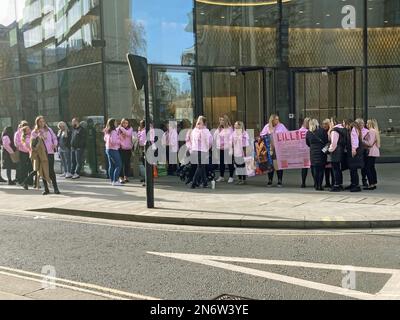 Freunde und Familie von Lillie Clack sind während eines Protests vor dem Old Bailey im Zentrum von London in Pink gekleidet. MS Clack, 21, wurde getötet, als Charlie Hilton, 25, von Polizeibeamten in Morden, Süd-London, verfolgt wurde, bevor sein Mercedes mit einem Baum kollidierte, umkippte und Anfang Dezember 25. 2021 in Flammen ausbrach. Der betrunkene Fahrer, der Geschwindigkeiten von bis zu 100mph km/h erreichte, um der Polizei zu entkommen, bevor er abstürzte, ist seit über 10 Jahren im Gefängnis. Foto: Freitag, 10. Februar 2023. Stockfoto