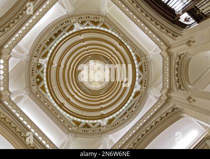 Stadtzentrum von Pittsburgh: Eine 10-stöckige Rotunde, die von einem Buntglas-Oberlicht umgeben ist, ist das Zentrum der makellosen cremeweißen Lobby des Union Trust Building. Stockfoto