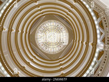 Stadtzentrum von Pittsburgh: Eine 10-stöckige Rotunde, die von einem Buntglas-Oberlicht umgeben ist, ist das Zentrum der makellosen cremeweißen Lobby des Union Trust Building. Stockfoto