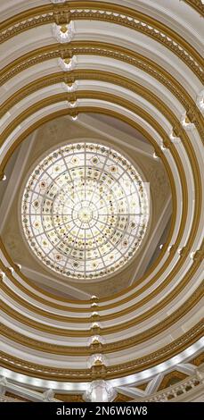 Stadtzentrum von Pittsburgh: Eine 10-stöckige Rotunde, die von einem Buntglas-Oberlicht umgeben ist, ist das Zentrum der makellosen cremeweißen Lobby des Union Trust Building. Stockfoto