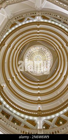 Stadtzentrum von Pittsburgh: Eine 10-stöckige Rotunde, die von einem Buntglas-Oberlicht umgeben ist, ist das Zentrum der makellosen cremeweißen Lobby des Union Trust Building. Stockfoto