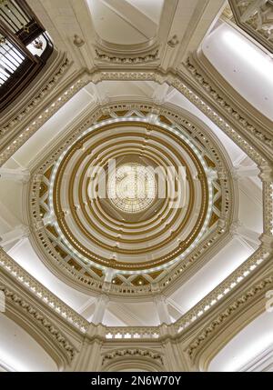 Stadtzentrum von Pittsburgh: Eine 10-stöckige Rotunde, die von einem Buntglas-Oberlicht umgeben ist, ist das Zentrum der makellosen cremeweißen Lobby des Union Trust Building. Stockfoto