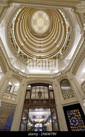 Stadtzentrum von Pittsburgh: Eine 10-stöckige Rotunde, die von einem Buntglas-Oberlicht umgeben ist, ist das Zentrum der makellosen cremeweißen Lobby des Union Trust Building. Stockfoto