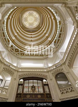 Stadtzentrum von Pittsburgh: Eine 10-stöckige Rotunde, die von einem Buntglas-Oberlicht umgeben ist, ist das Zentrum der makellosen cremeweißen Lobby des Union Trust Building. Stockfoto