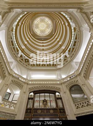 Stadtzentrum von Pittsburgh: Eine 10-stöckige Rotunde, die von einem Buntglas-Oberlicht umgeben ist, ist das Zentrum der makellosen cremeweißen Lobby des Union Trust Building. Stockfoto