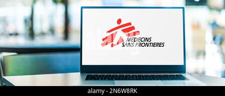 POSEN, POL - 22. NOVEMBER 2022: Laptop-Computer mit Logo von Medecins Sans Frontieres, einer internationalen humanitären medizinischen Nichtregierungsorganisation Stockfoto