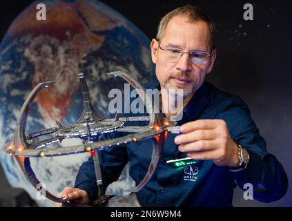 Erfurt, Deutschland. 10. Februar 2023. Alexander Kosyra zeigt ein Modell der Star Trek Deep Space Nine Raumstation bei der Eröffnung der Thüringer Modellbaumesse Modell Leben. Nach einer zweijährigen Pause aufgrund von Corona werden bis zum 12. Februar 2023 rund 100 Unternehmen, Verbände, Institutionen, Händler und private Aussteller ihre Produkte auf 14.000 Quadratmetern Ausstellungsfläche präsentieren. Kredit: Michael Reichel/dpa/Alamy Live News Stockfoto