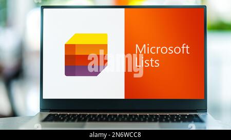 POZNAN, POL - 24. MAI 2022: Laptop-Computer mit Logo von Microsoft-Listen Stockfoto