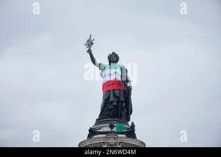 Paris, Ile de France, FRANKREICH. 10. Februar 2023. Die Statue de Marianne auf dem Place de la Republique in Paris ist mit iranischer Flagge bedeckt, ohne das Schild mit den vier Kurven in der Mitte, aber mit dem Text, Frau, Leben, Freiheit, darauf steht, Bezieht sich auf die Flagge vor der Machtübernahme durch den Islamischen Staat Iran im Jahr 1979. Die Zeichen wurden offiziell von der Ayatollah Khomeini 1980 genehmigt. (Kreditbild: © Remon Haazen/ZUMA Press Wire) NUR REDAKTIONELLE VERWENDUNG! Nicht für den kommerziellen GEBRAUCH! Kredit: ZUMA Press, Inc./Alamy Live News Stockfoto