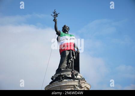 Paris, Ile de France, FRANKREICH. 10. Februar 2023. Die französischen Polizeikletterer entfernen die iranische Flagge auf der Statue de Marianne auf dem Place de la Republique in Paris. Die Statue war von der iranischen Flagge bedeckt, ohne das Schild mit den vier Kurven in der Mitte, aber mit dem Text, Frau, Leben, Freiheit, geschrieben, Bezieht sich auf die Flagge vor der Machtübernahme durch den Islamischen Staat Iran im Jahr 1979. Die Zeichen wurden offiziell von der Ayatollah Khomeini 1980 genehmigt. (Kreditbild: © Remon Haazen/ZUMA Press Wire) NUR REDAKTIONELLE VERWENDUNG! Nicht für den kommerziellen GEBRAUCH! Kredit: ZUMA Press, Inc./Alamy Live News Stockfoto