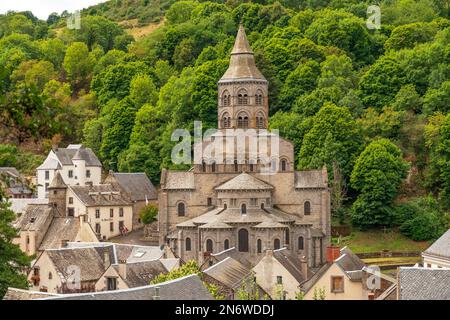 Die Basilika Notre-Dame aus dem 12. Jahrhundert ist bekannt als eine der fünf wichtigen römischen Kirchen in der Auvergne Stockfoto