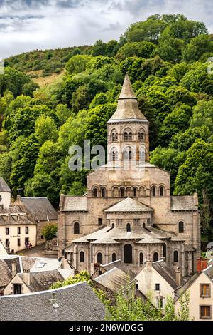 Die Basilika Notre-Dame aus dem 12. Jahrhundert ist bekannt als eine der fünf wichtigen römischen Kirchen in der Auvergne Stockfoto