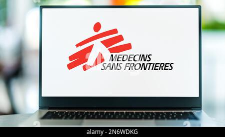 POSEN, POL - 22. NOVEMBER 2022: Laptop-Computer mit Logo von Medecins Sans Frontieres, einer internationalen humanitären medizinischen Nichtregierungsorganisation Stockfoto