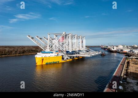 Der Hafen von Savannah erhielt am Donnerstag eine massive Lieferung: Vier hoch aufragende Schiff-zu-Land-Kräne, die auf einem Schwerlasttransporter namens BigLift Baffin geliefert wurden. Stockfoto