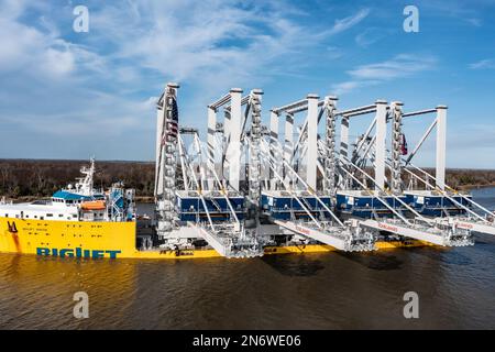 Der Hafen von Savannah erhielt am Donnerstag eine massive Lieferung: Vier hoch aufragende Schiff-zu-Land-Kräne, die auf einem Schwerlasttransporter namens BigLift Baffin geliefert wurden. Stockfoto