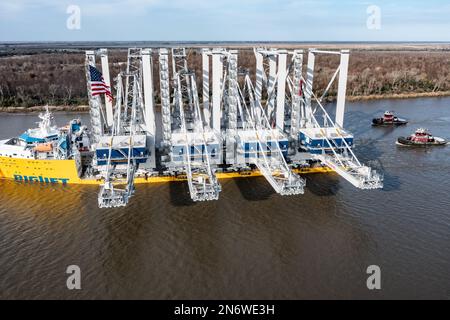 Der Hafen von Savannah erhielt am Donnerstag eine massive Lieferung: Vier hoch aufragende Schiff-zu-Land-Kräne, die auf einem Schwerlasttransporter namens BigLift Baffin geliefert wurden. Stockfoto