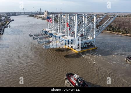 Der Hafen von Savannah erhielt am Donnerstag eine massive Lieferung: Vier hoch aufragende Schiff-zu-Land-Kräne, die auf einem Schwerlasttransporter namens BigLift Baffin geliefert wurden. Stockfoto