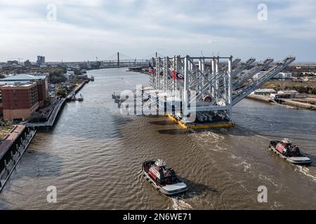 Der Hafen von Savannah erhielt am Donnerstag eine massive Lieferung: Vier hoch aufragende Schiff-zu-Land-Kräne, die auf einem Schwerlasttransporter namens BigLift Baffin geliefert wurden. Stockfoto