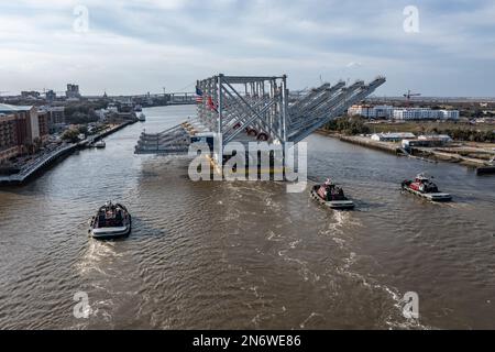 Der Hafen von Savannah erhielt am Donnerstag eine massive Lieferung: Vier hoch aufragende Schiff-zu-Land-Kräne, die auf einem Schwerlasttransporter namens BigLift Baffin geliefert wurden. Stockfoto