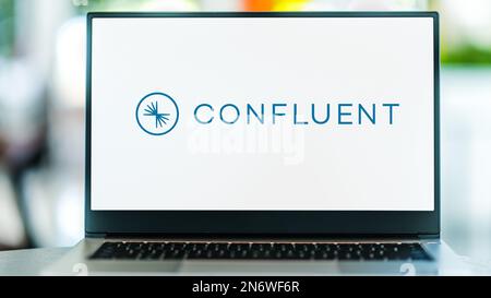 POZNAN, POL - 28. DEZEMBER 2022: Laptop mit Logo von Confluent, einem amerikanischen Big-Data-Unternehmen Stockfoto