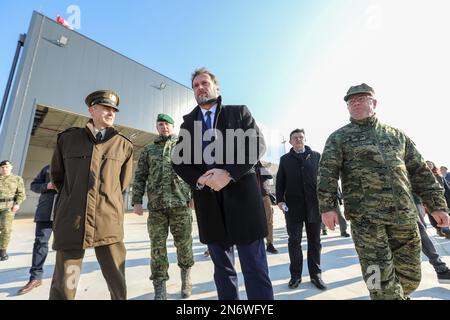 Verteidigungsminister Mario Banozic besucht Bauarbeiten für den Hangar für die Hubschrauber UH-60m Black Hawk am Flughafen Lucko in Zagreb, Kroatien, am 10. Februar 2023. Foto: Robert Anic/PIXSELL Stockfoto