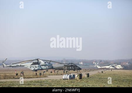 Hubschrauber bei Bauarbeiten an einem Hangar für den Hubschrauber UH-60m Black Hawk am Flughafen Lucko in Zagreb, Kroatien, am 10. Februar 2023. Foto: Robert Anic/PIXSELL Stockfoto