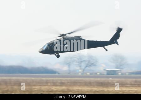 Hubschrauber bei Bauarbeiten an einem Hangar für den Hubschrauber UH-60m Black Hawk am Flughafen Lucko in Zagreb, Kroatien, am 10. Februar 2023. Foto: Robert Anic/PIXSELL Stockfoto