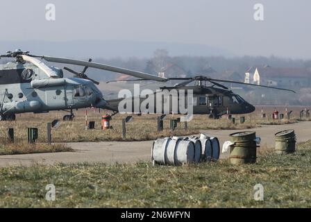 Hubschrauber bei Bauarbeiten an einem Hangar für den Hubschrauber UH-60m Black Hawk am Flughafen Lucko in Zagreb, Kroatien, am 10. Februar 2023. Foto: Robert Anic/PIXSELL Stockfoto