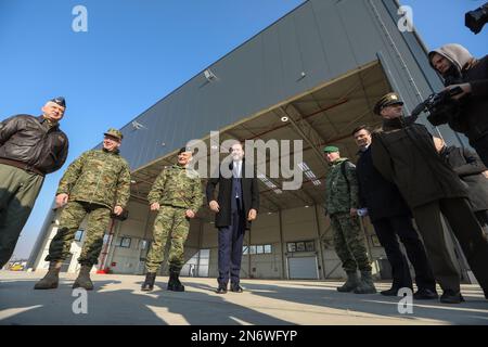 Verteidigungsminister Mario Banozic besucht Bauarbeiten für den Hangar für die Hubschrauber UH-60m Black Hawk am Flughafen Lucko in Zagreb, Kroatien, am 10. Februar 2023. Foto: Robert Anic/PIXSELL Stockfoto