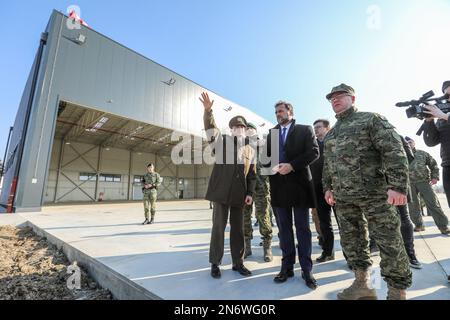 Verteidigungsminister Mario Banozic besucht Bauarbeiten für den Hangar für die Hubschrauber UH-60m Black Hawk am Flughafen Lucko in Zagreb, Kroatien, am 10. Februar 2023. Foto: Robert Anic/PIXSELL Stockfoto