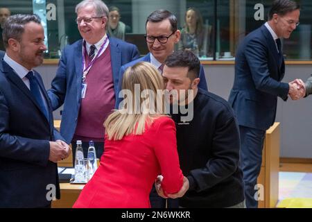 Brüssel, Den 09. Februar 2023 Der italienische Ministerpräsident Giorgia Meloni und der ukrainische Präsident Volodymyr Zelensky begrüßen sich zu Beginn eines Sondergipfels des Europäischen rates am Donnerstag, den 09. Februar 2023 in Brüssel. Die Staats- und Regierungschefs der EU werden die jüngsten Entwicklungen in Bezug auf Russlands Aggressionskrieg gegen die Ukraine und die fortgesetzte Unterstützung der EU für die Ukraine erörtern. BELGA FOTO NICOLAS MAETERLINCK Stockfoto