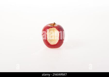 Gebissener roter Apfel isoliert auf weißem Hintergrund Stockfoto