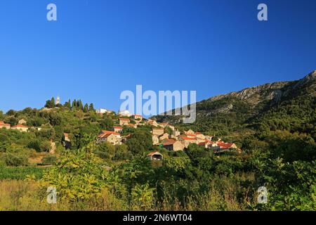 Landschaft des Dorfes Vrisnik auf der Insel Hvar, Kroatien Stockfoto