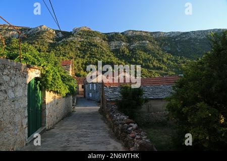 Landschaft des Dorfes Vrisnik auf der Insel Hvar, Kroatien Stockfoto