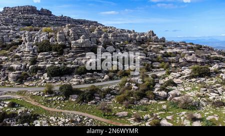 Luftaufnahme von Kalksteinfelsen und Karsgebirgen im Naturgebiet Torcal de Antequera. Malaga, Andalusien, Spanien. Stockfoto