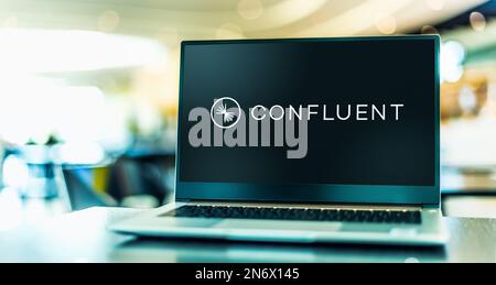 POZNAN, POL - 28. DEZEMBER 2022: Laptop mit Logo von Confluent, einem amerikanischen Big-Data-Unternehmen Stockfoto