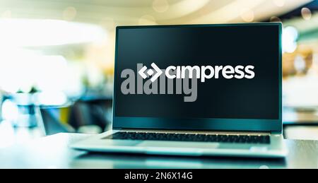 POZNAN, POL - 28. DEZEMBER 2022: Laptop mit Logo der Firma Cimpress Stockfoto