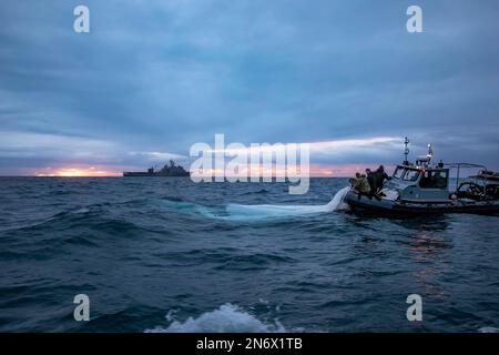 ATLANTIK - Matrosen, die der Sprengstoffbeseitigungsgruppe 2 zugeteilt sind, Bergen einen großen Überwachungsballon vor der Küste von Myrtle Beach, South Carolina, 5. Februar 2023. Die EODGRU 2 ist ein wichtiger Teil der Navy Expeditionary Combat Force, die explosionsgefährdete Gebiete beseitigt, um Zugang zu Gebieten zu erhalten, in denen der Zugang verweigert wird, die Unterwassergebiete für Bewegungsfreiheit sichert, Beziehungen zu vertrauenswürdigen Partnern aufbaut und pflegt und die Heimat schützt. Auf Anweisung des Präsidenten der Vereinigten Staaten und mit voller Unterstützung der kanadischen Regierung, US-Kampfflugzeuge unter U.S. Nördlich Stockfoto
