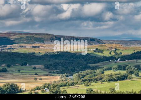 Starker, fleckiger Sonnenschein und Schatten in dieser Sicht auf Cronkley Scar von Stable Edge über Newbiggin. Garth-Steinbruch in mittlerer Entfernung nach links. Stockfoto