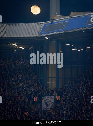 Bochum, Deutschland. 8. Februar 2023. Abnehmender Mond über dem Vonovia Ruhrstadion VfL Bochum - Borussia Dortmund DFB Pokal 08.02.2023 Copyright (nur fd. Stockfoto