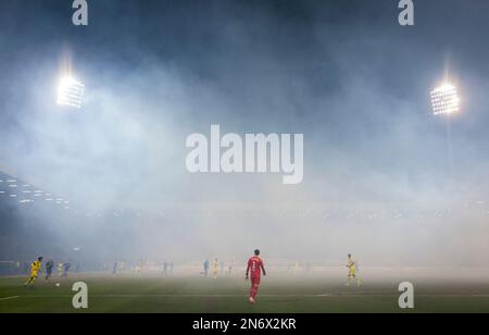 Bochum, Deutschland. 8. Februar 2023. Vonovia Stadion versinkt im Bengalo Nebel VfL Bochum - Borussia Dortmund DFB Pokal 08.02.2023 Copyright (nur für jou Stockfoto