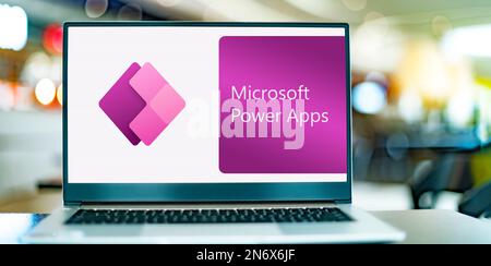 POZNAN, POL - 24. MAI 2022: Laptop mit Logo von Microsoft Power Apps Stockfoto