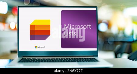 POZNAN, POL - 24. MAI 2022: Laptop-Computer mit Logo von Microsoft-Listen Stockfoto