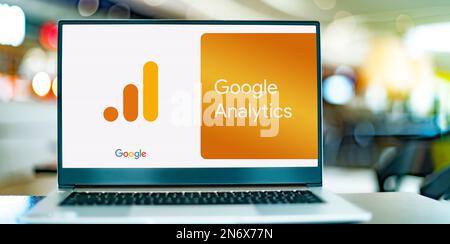 POZNAN, POL - 22. JUNI 2022: Laptop mit Logo von Google Analytics, einem von Google angebotenen Webanalysedienst, der das Internet verfolgt und meldet Stockfoto