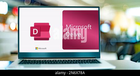 POZNAN, POL - 22. JUNI 2022: Laptop mit Logo von Microsoft Office delve Stockfoto