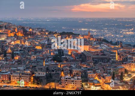 Tivoli, Italien Blick auf die Stadt von oben in der Abenddämmerung. Stockfoto