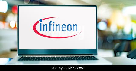 POZNAN, POL - 2. AUGUST 2022: Laptop-Computer mit Logo von Infineon Technologies, einem 1999 gegründeten deutschen Halbleiterhersteller Stockfoto